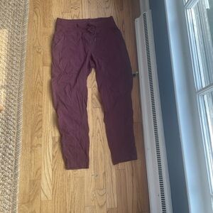 Lululemon dance studio cropped Burgundy Jogger Pants 8